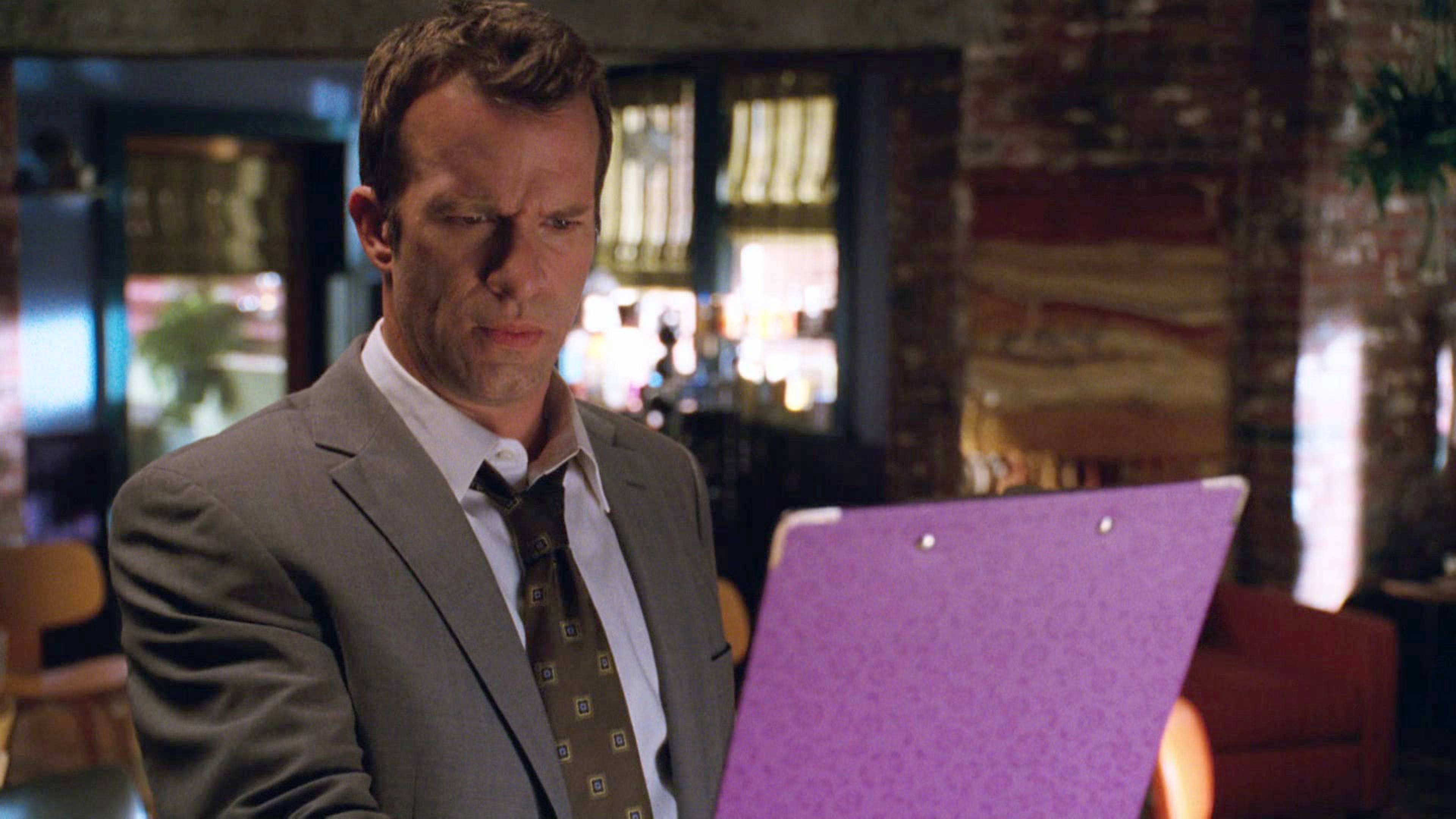 واتس غوينغ أون داونستيرز أور دونت إيت..