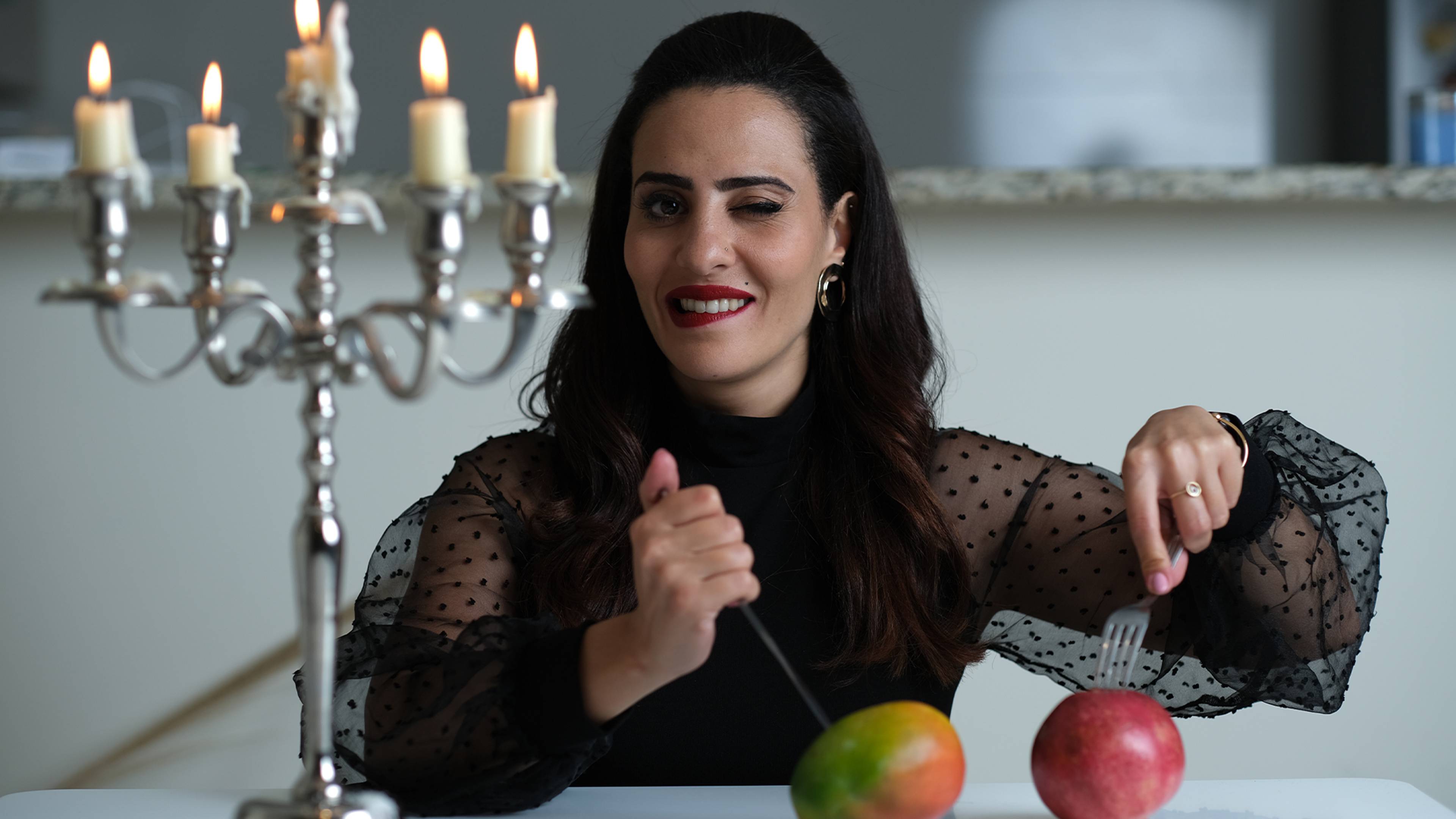 سيدة الصحون الضاحكة