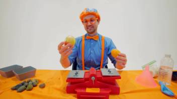 Blippi Learns About Weight - Heavier Or Lighter?