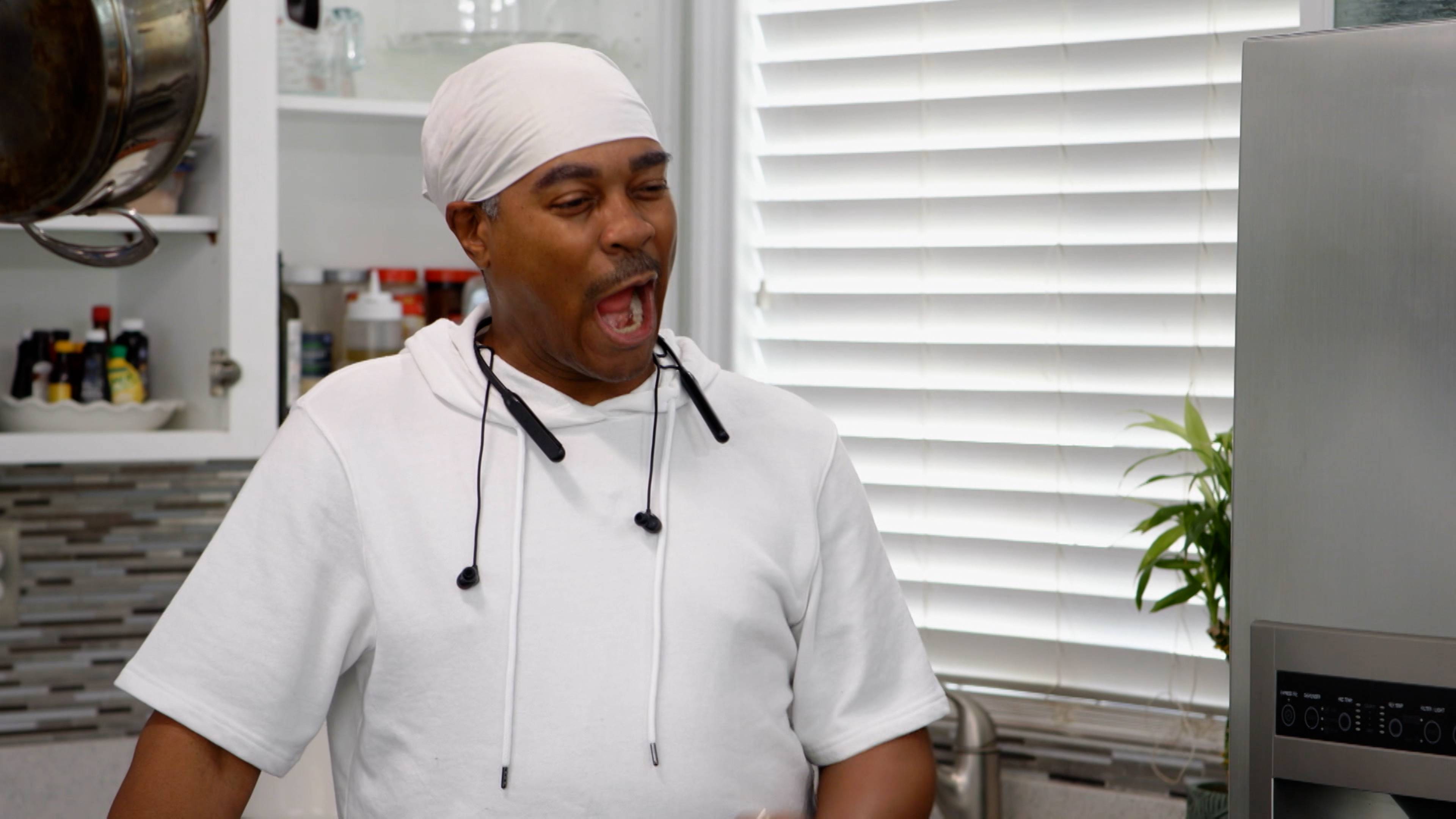 لا تخبري أمي أن جليس الأطفال هي أبي