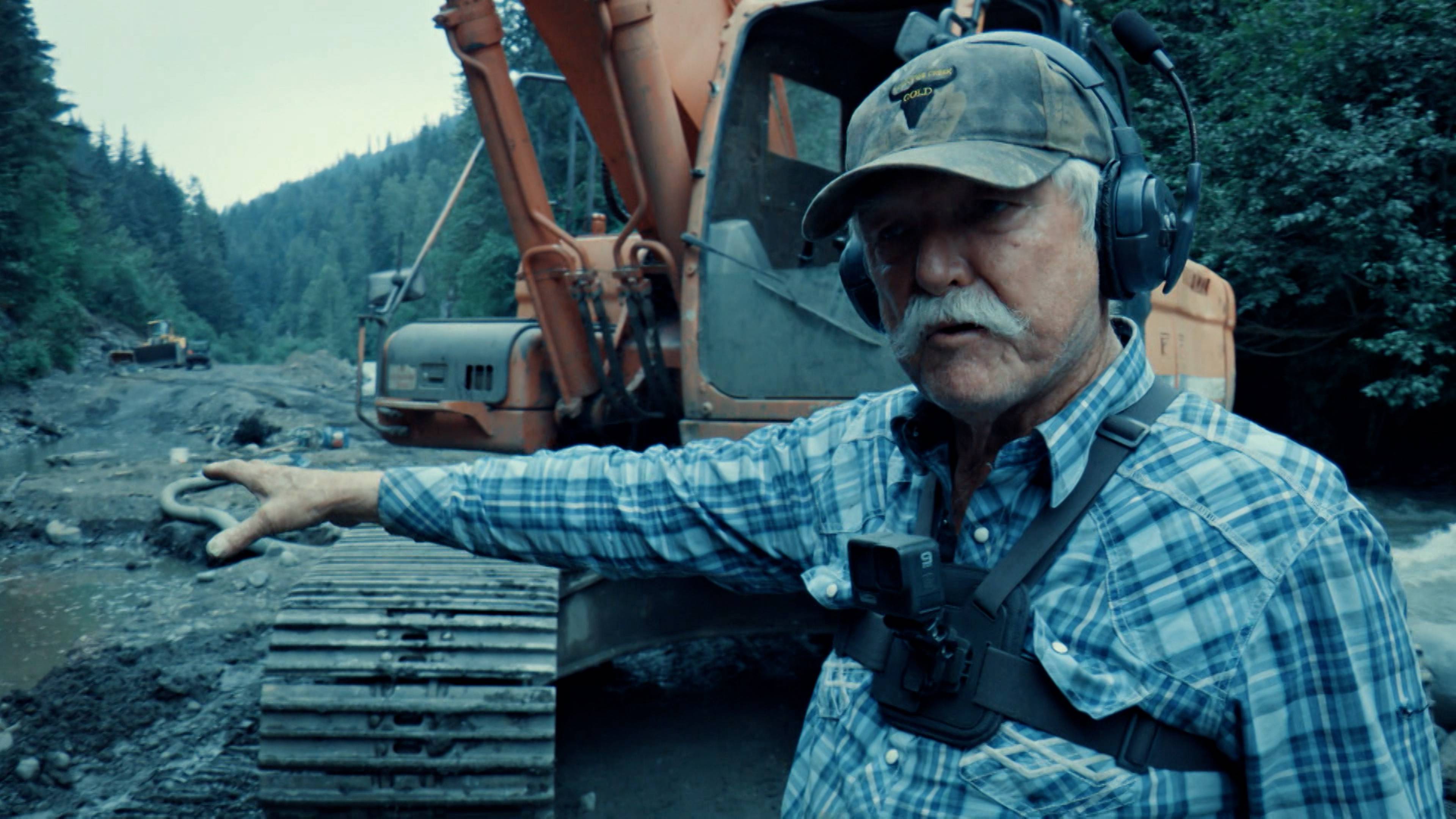 يتولى داكوتا فريد القيادة