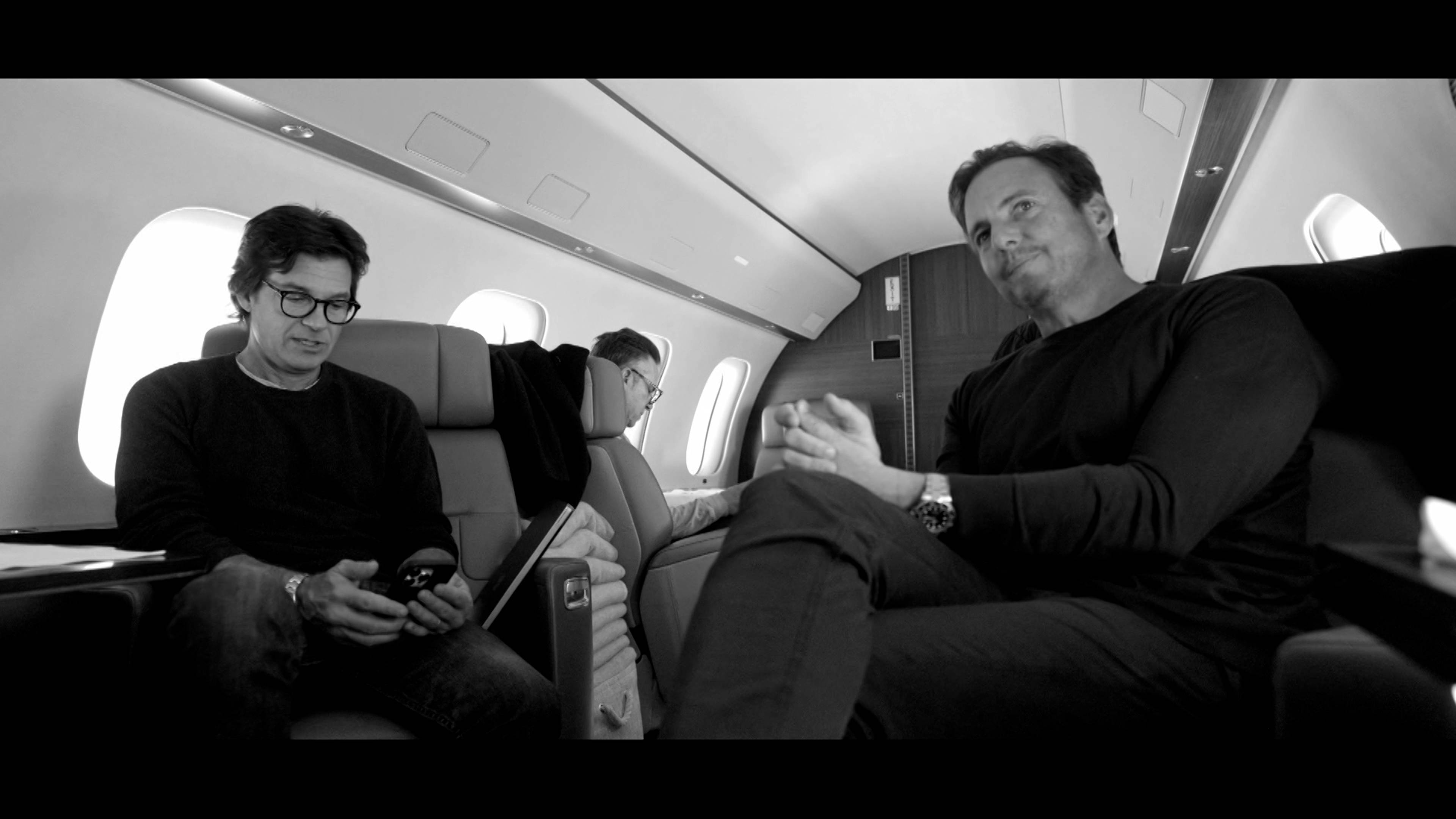 بدلات رسمية ونظارات شمسية رهيبة