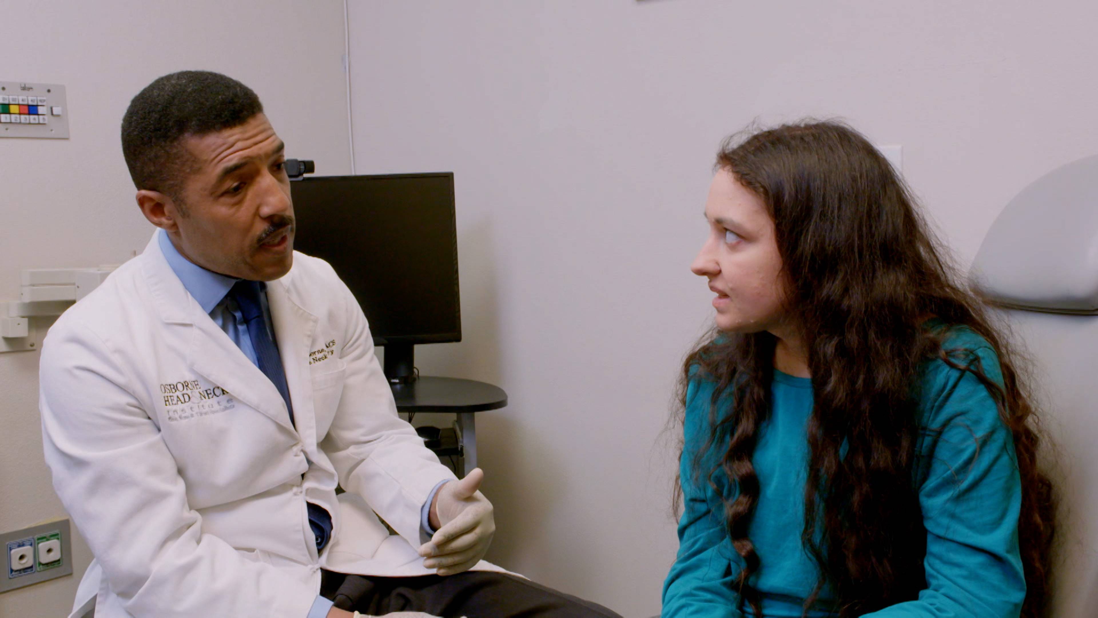 ورم يعادل نصف طولها