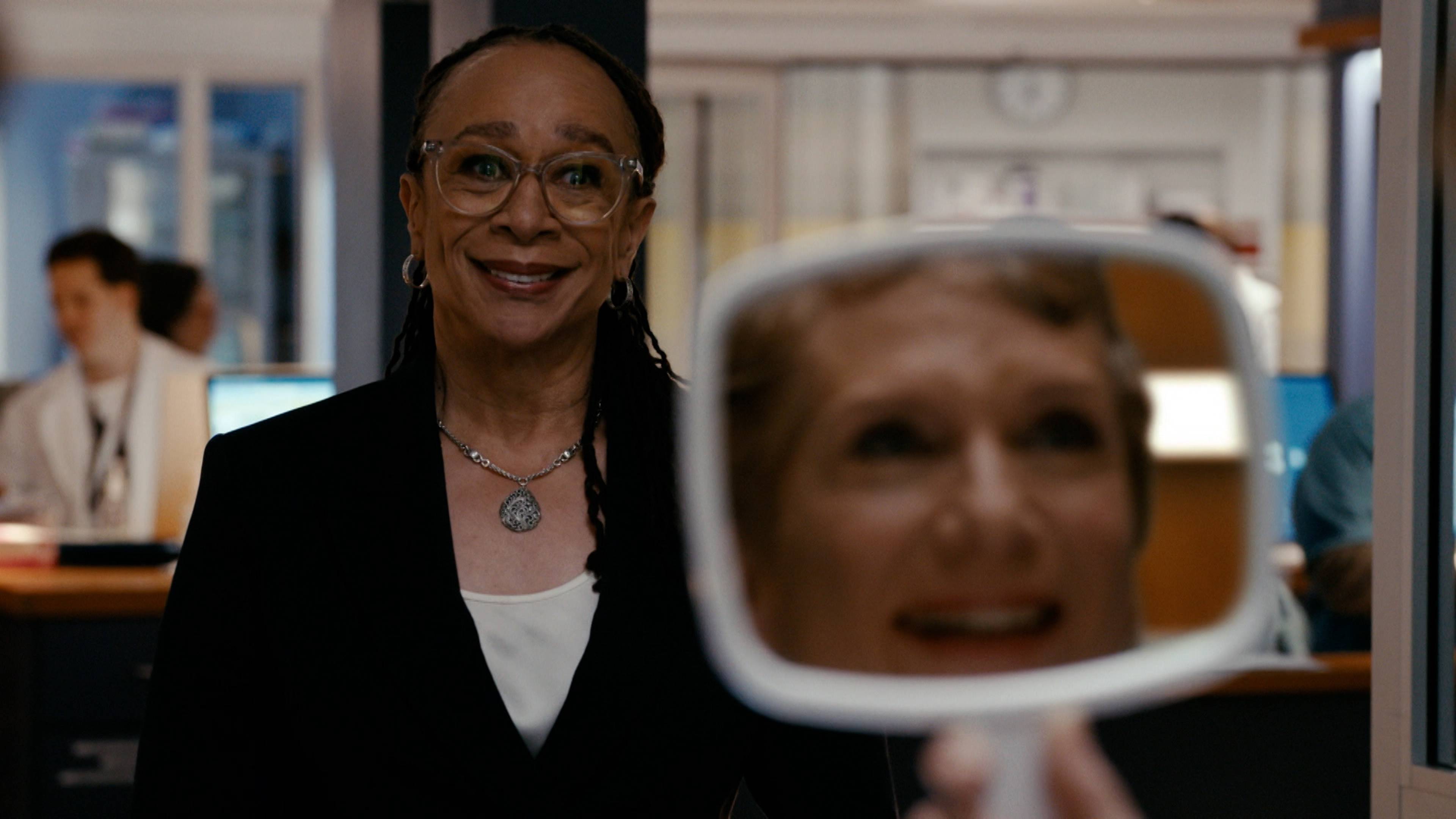 ألق نظرة في المرآة