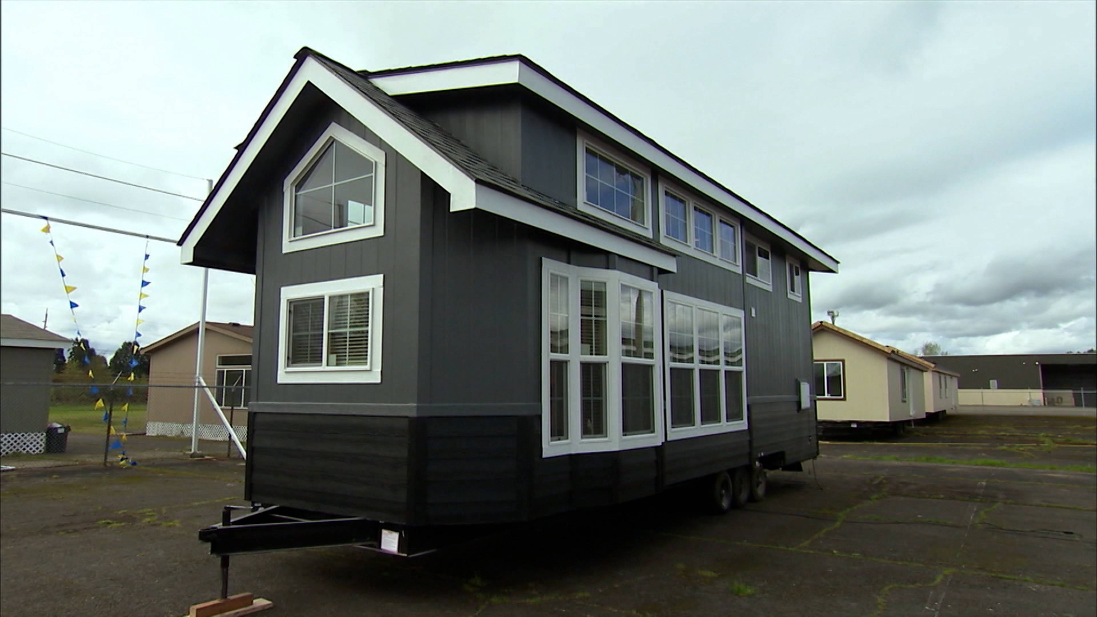 منزل صغير في فناء والدتي الخلفي