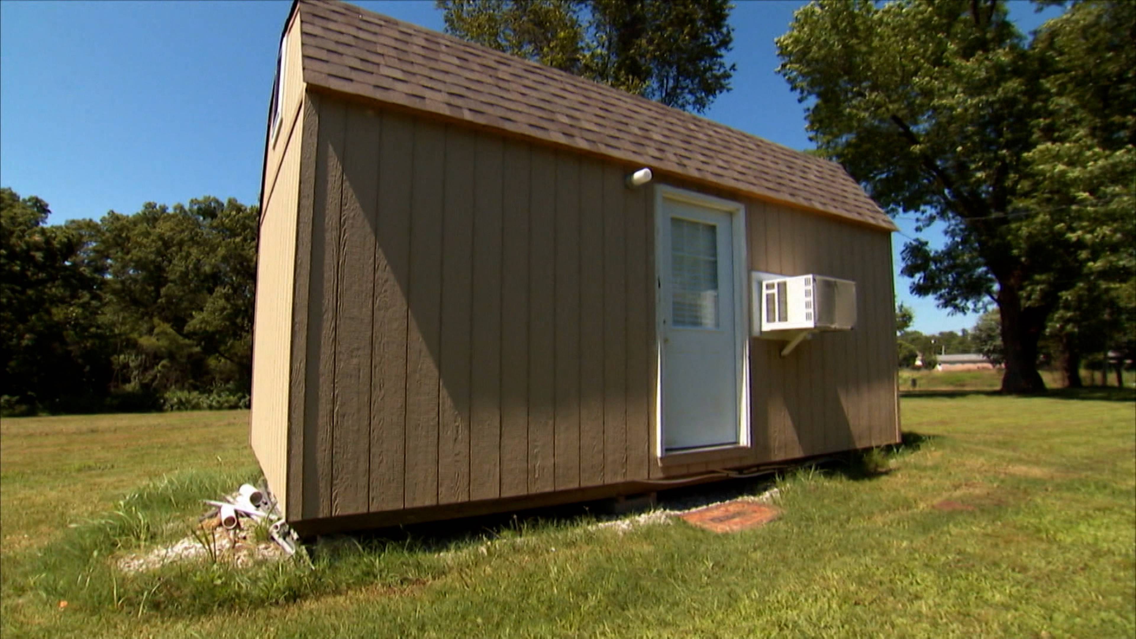 يبحث اب وابنته عن منزل صغير