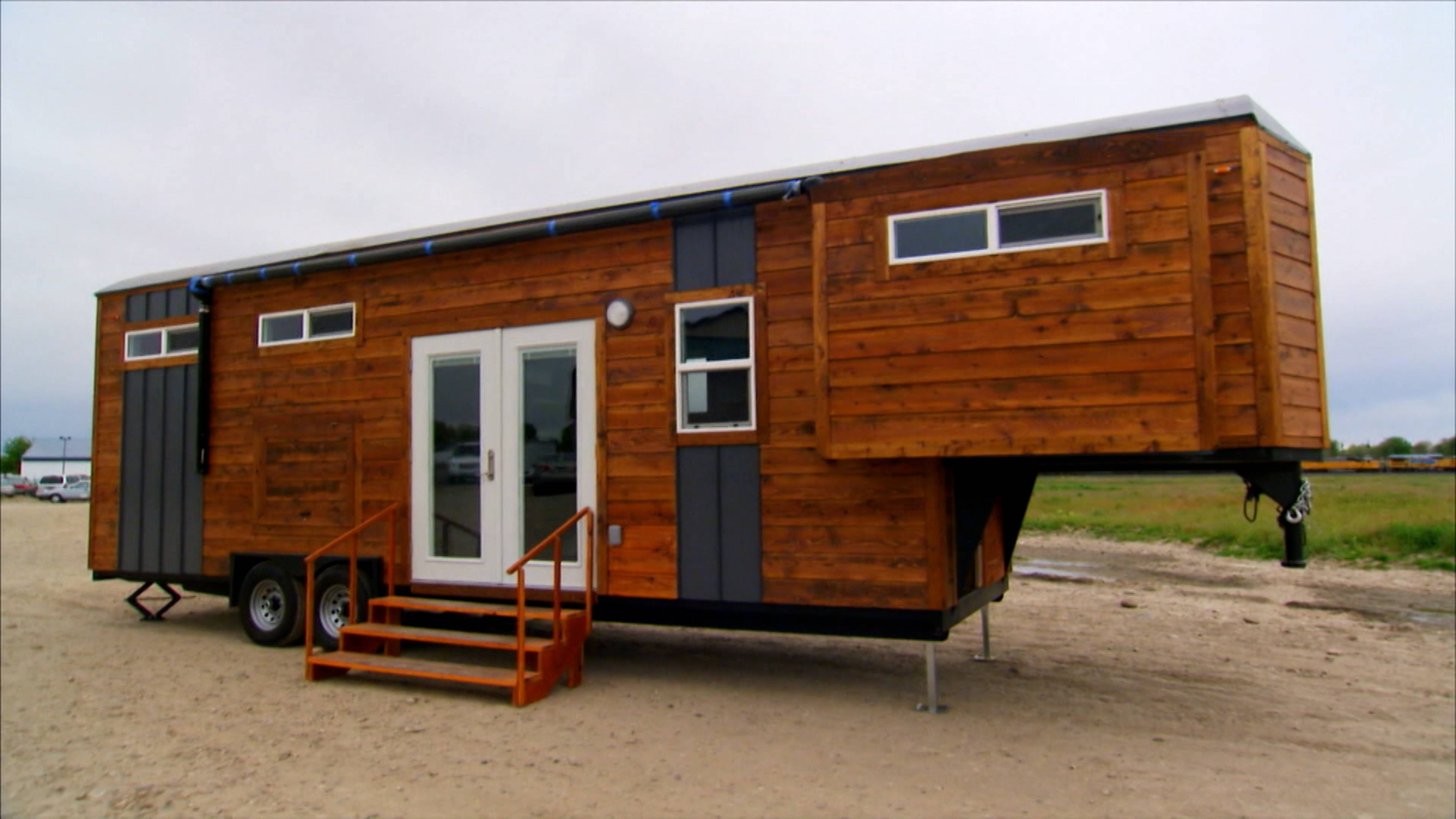 عائلة من خمسة أفراد تنتقل إلى منزل صغير