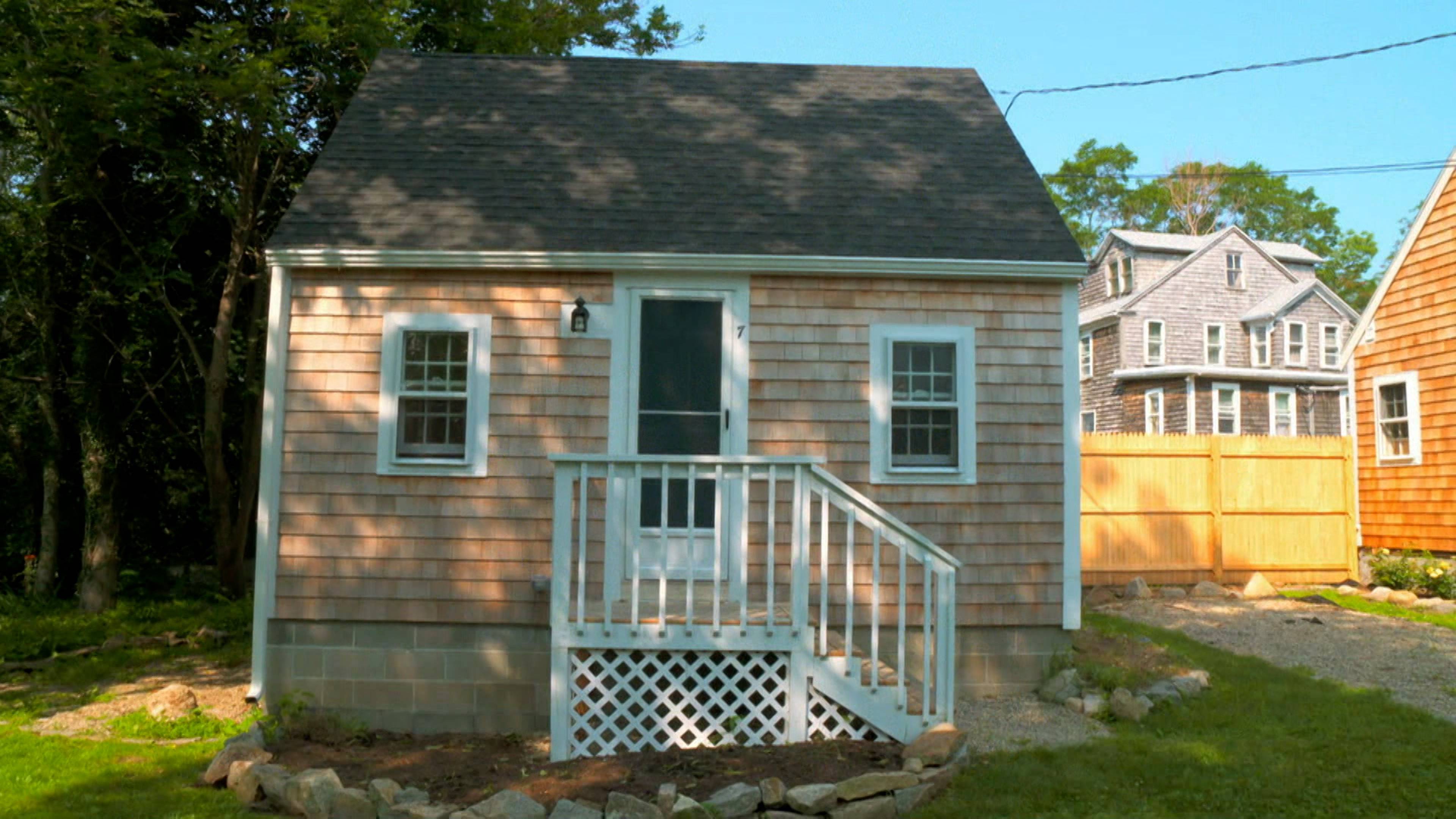 يبحث معلم عن بيت صغير