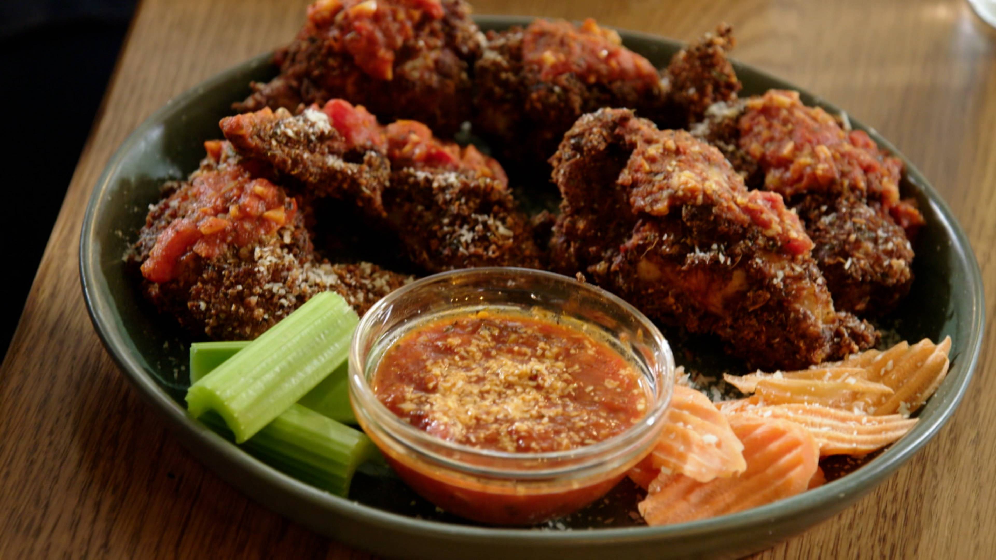 تشارلستون: أجنحة وبيتزا