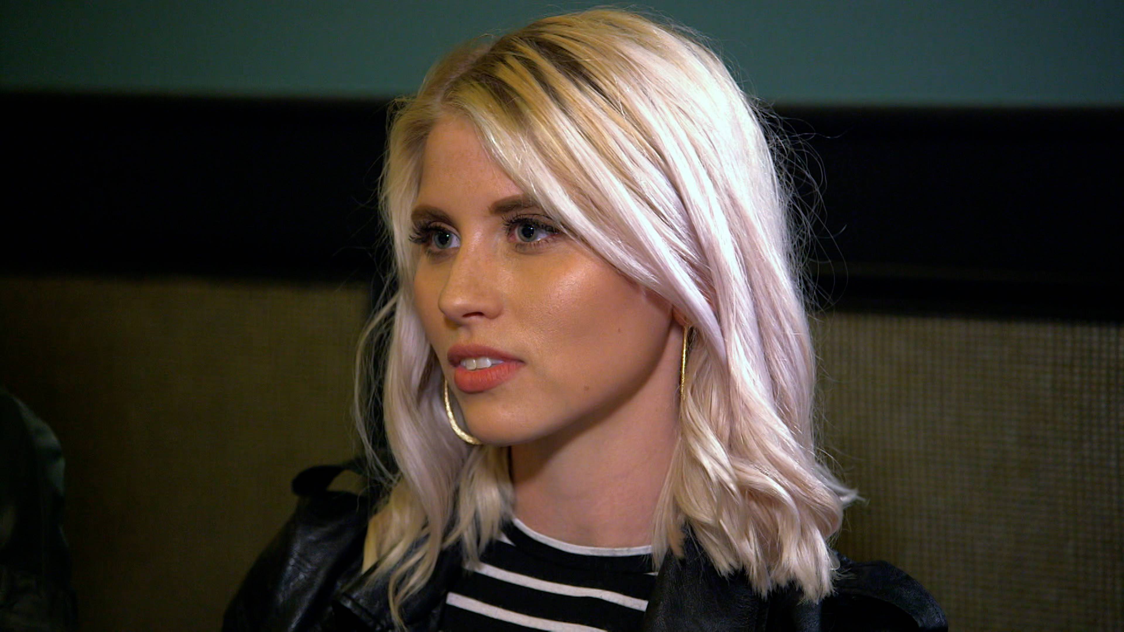 عندما يغادر الأهل، تتسلّى التوائم