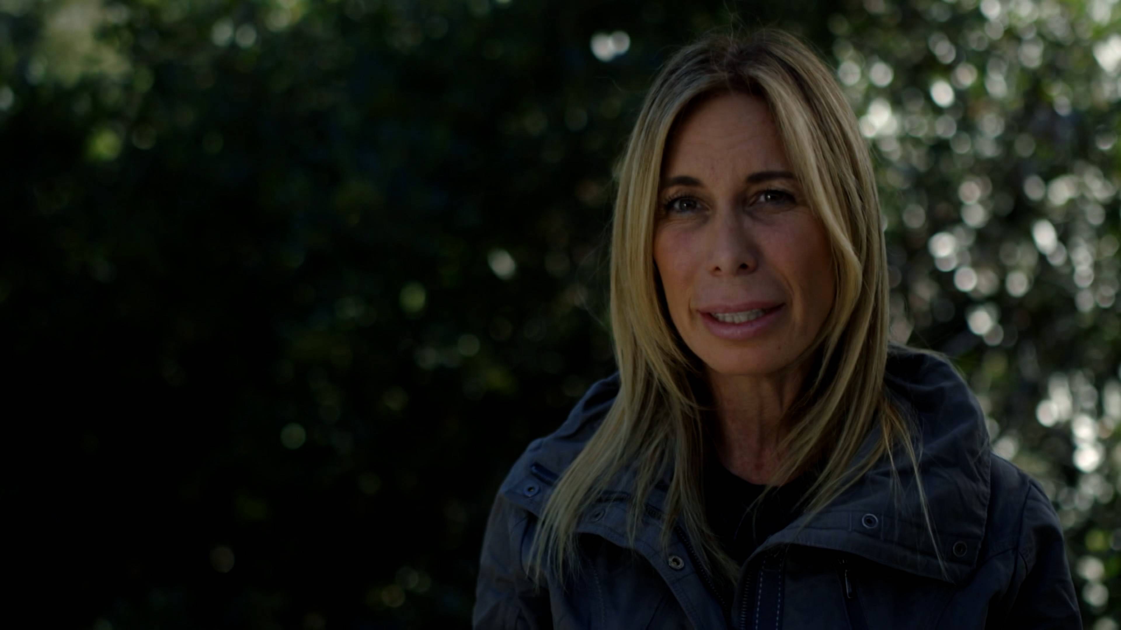 عيون حمراء في الليل