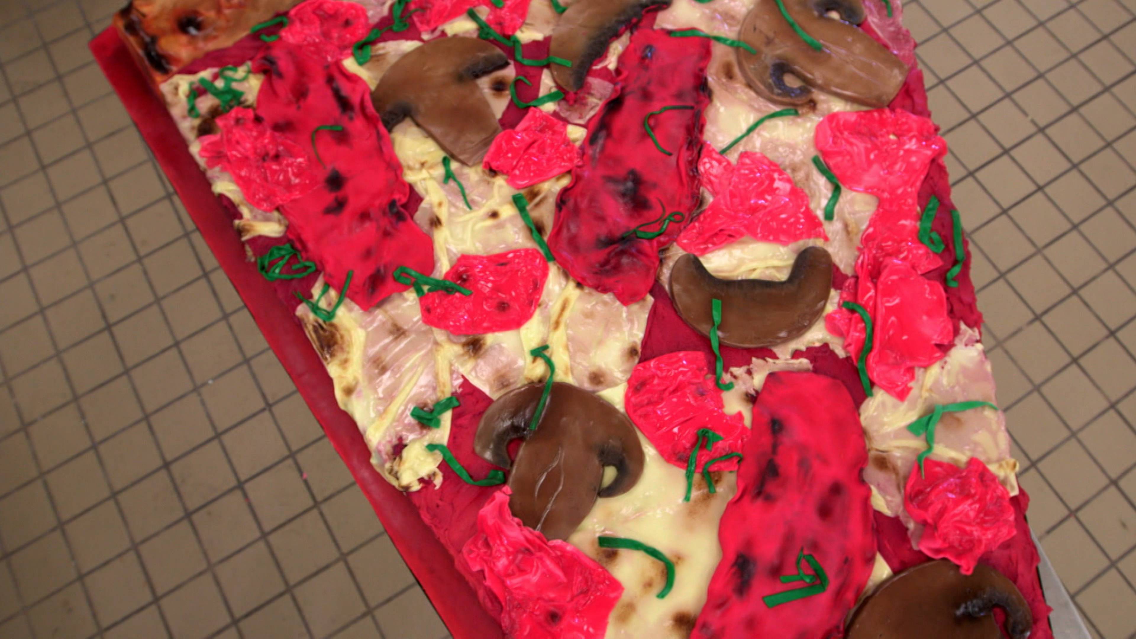 البيتزا والبتلات والفوضى