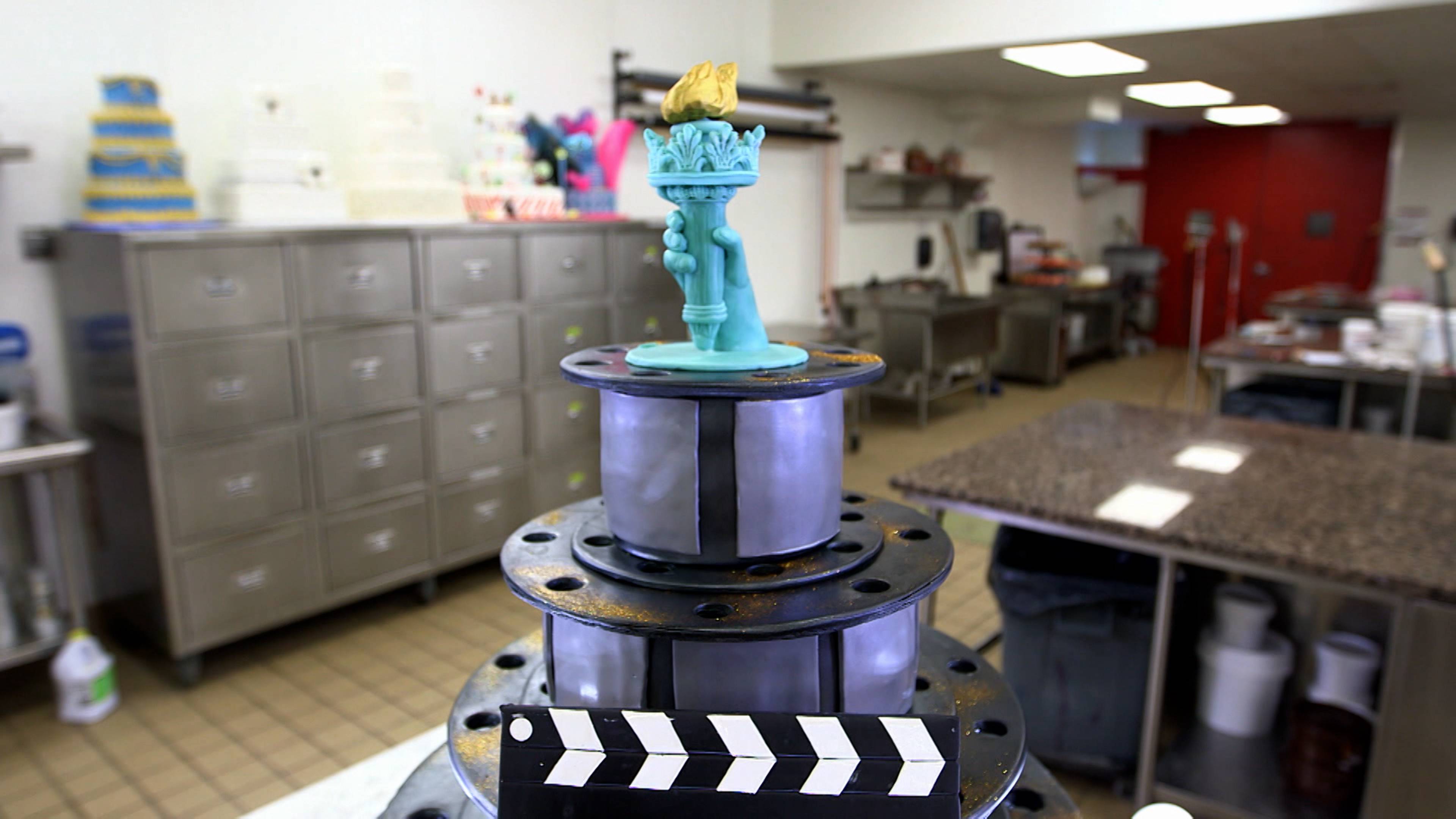 أضواء، كاميرا، كعكة