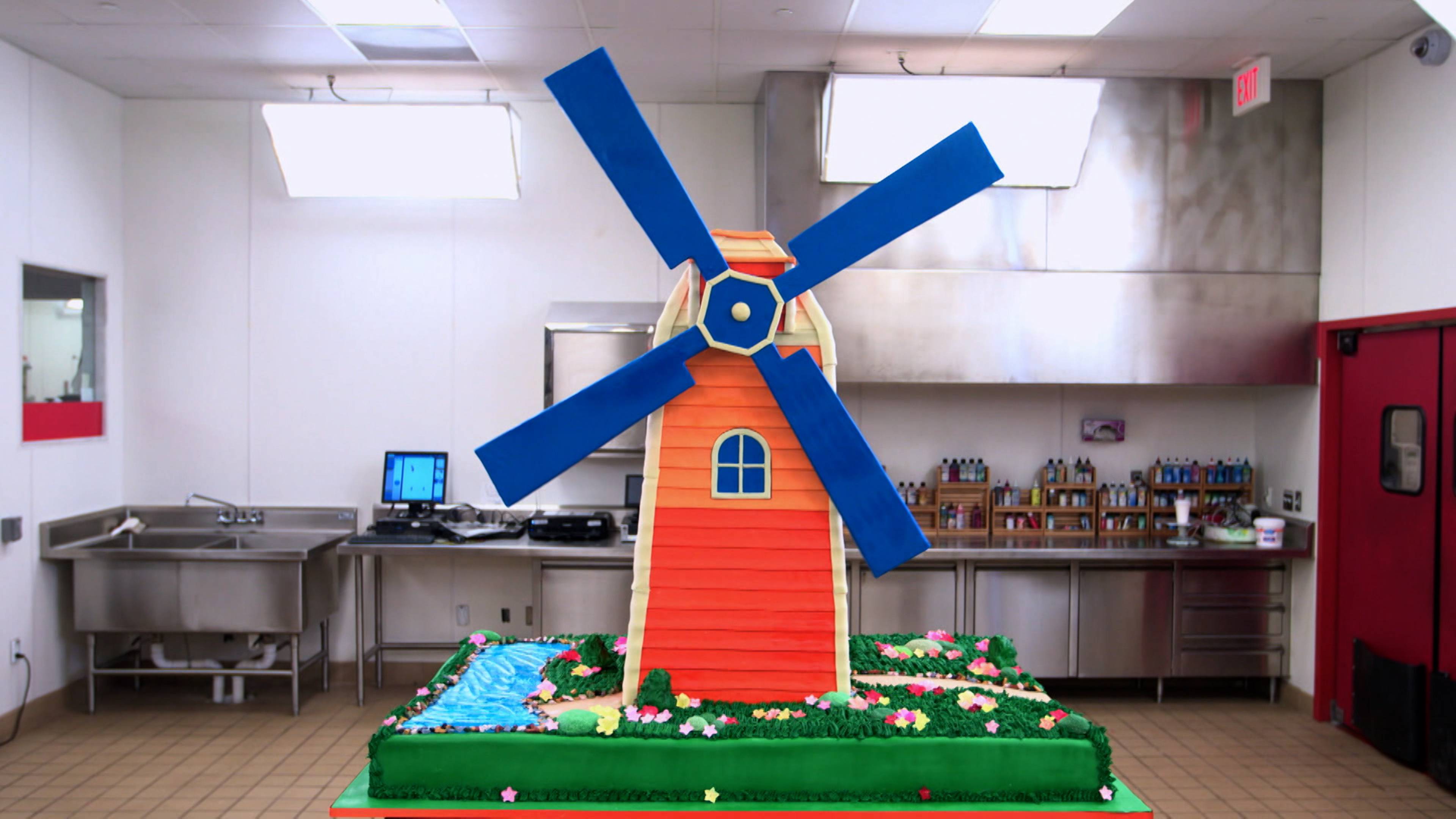 طاحونة هوائية وكعكة الزفاف