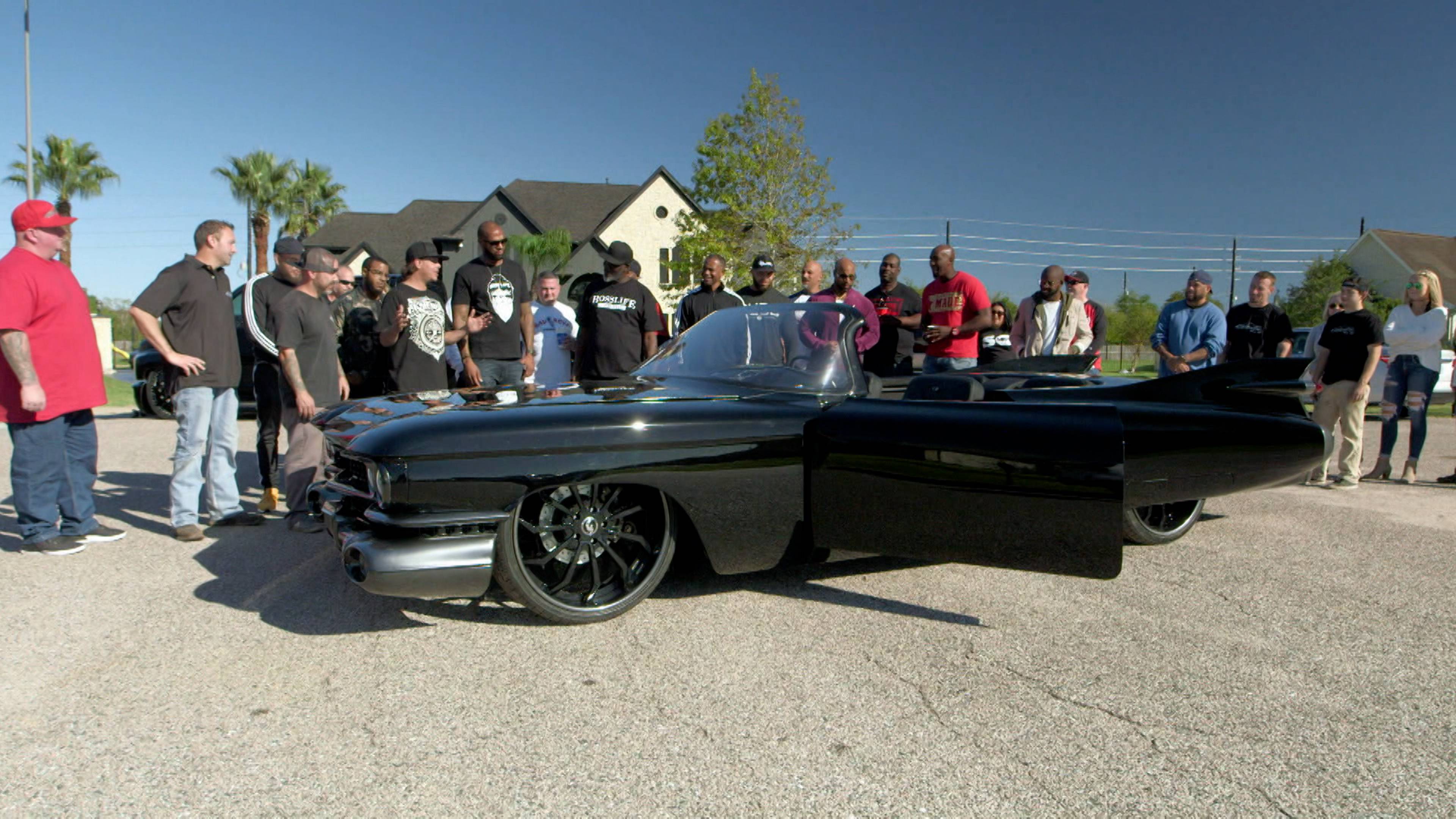 كاديلاك سوداء على سوداء