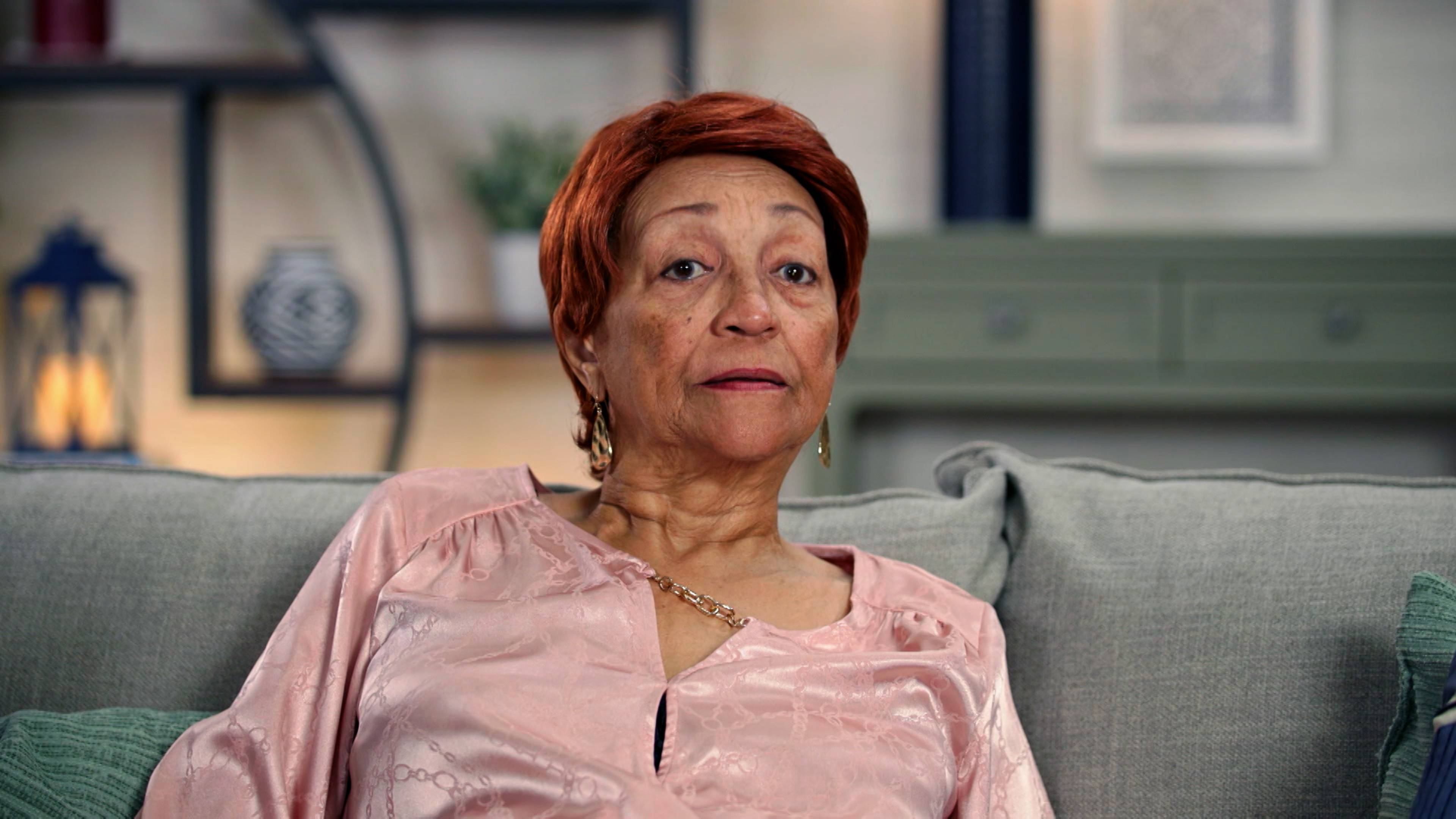 إنها عزباء، يمكنها الاختلاط