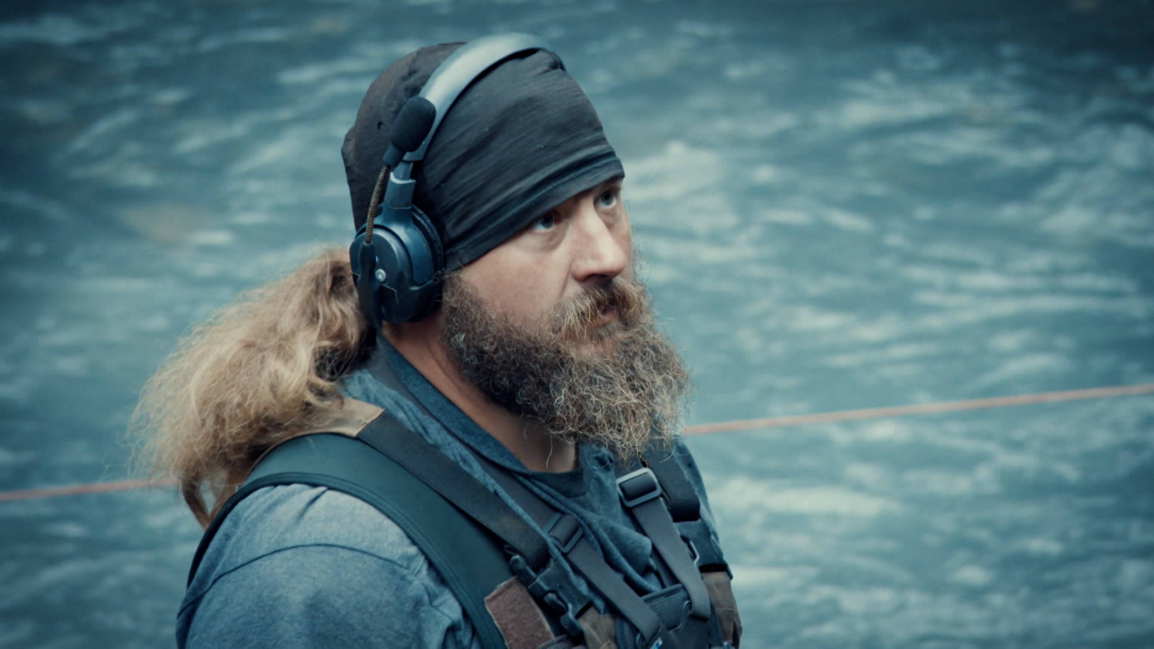 ماء أبيض أحمر كالدم