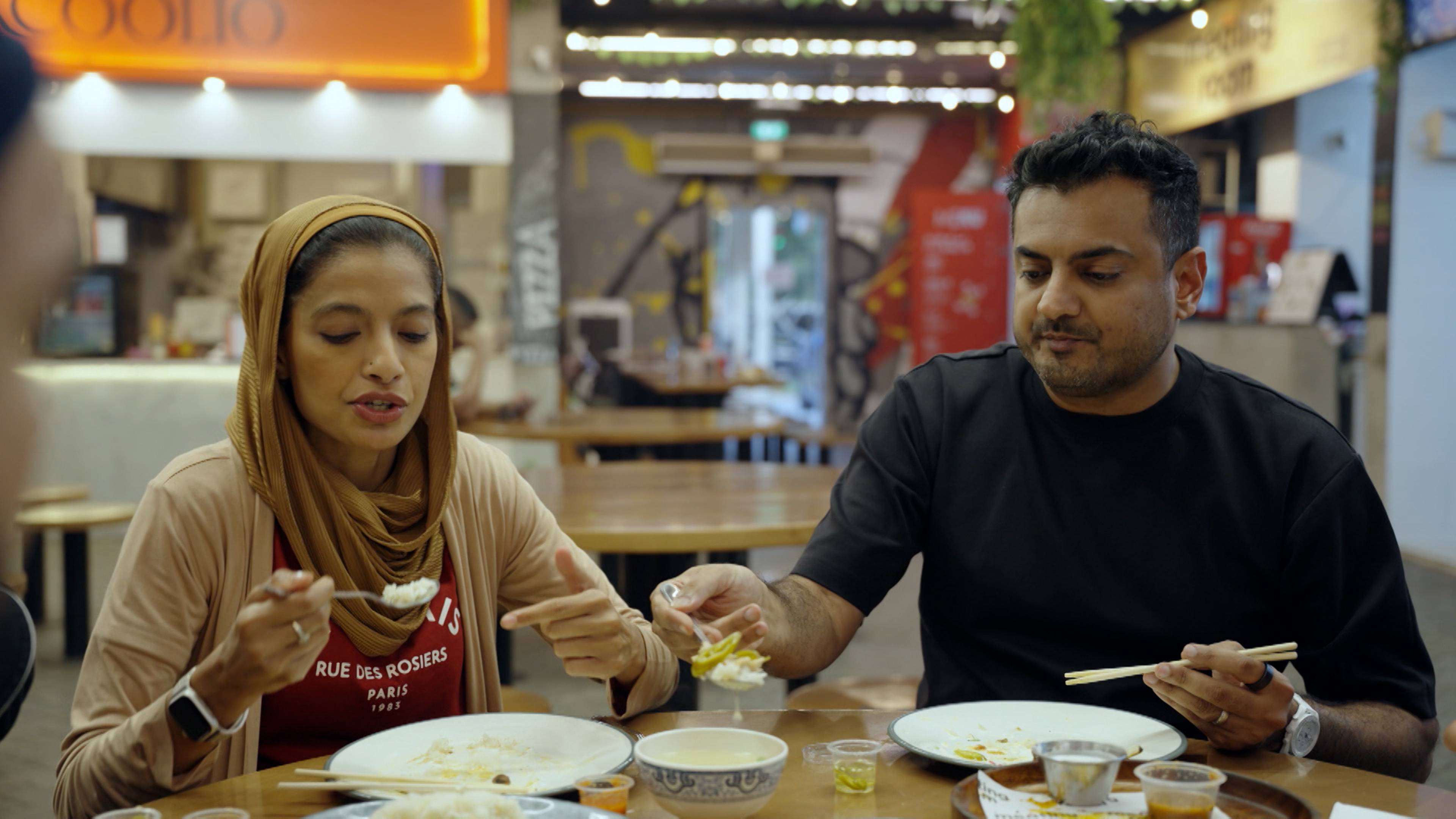 ديتش ذا سيلفر في قاعة طعام الحي