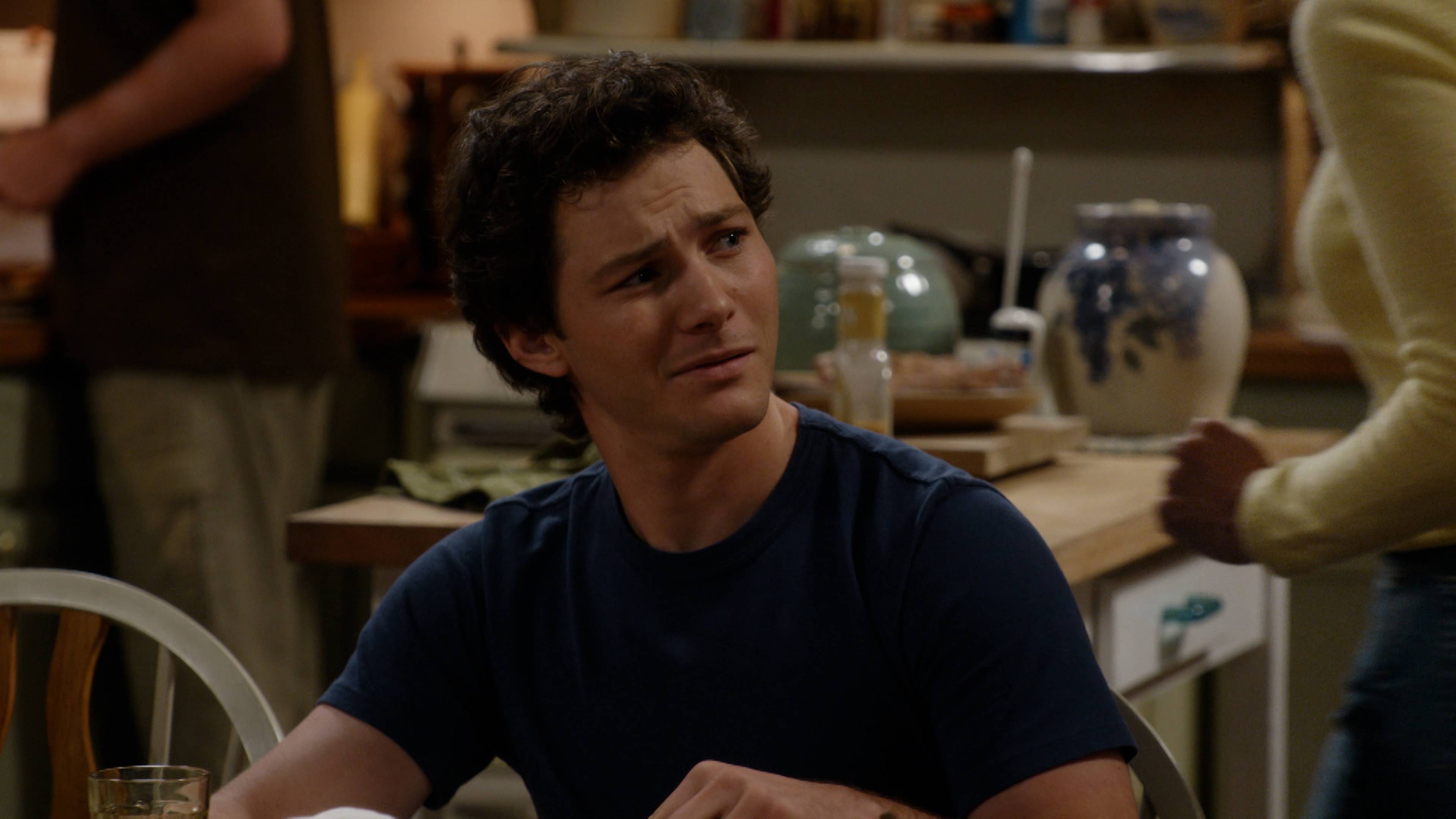 أيدي متسخة وسياج من الأسلاك الشائكة