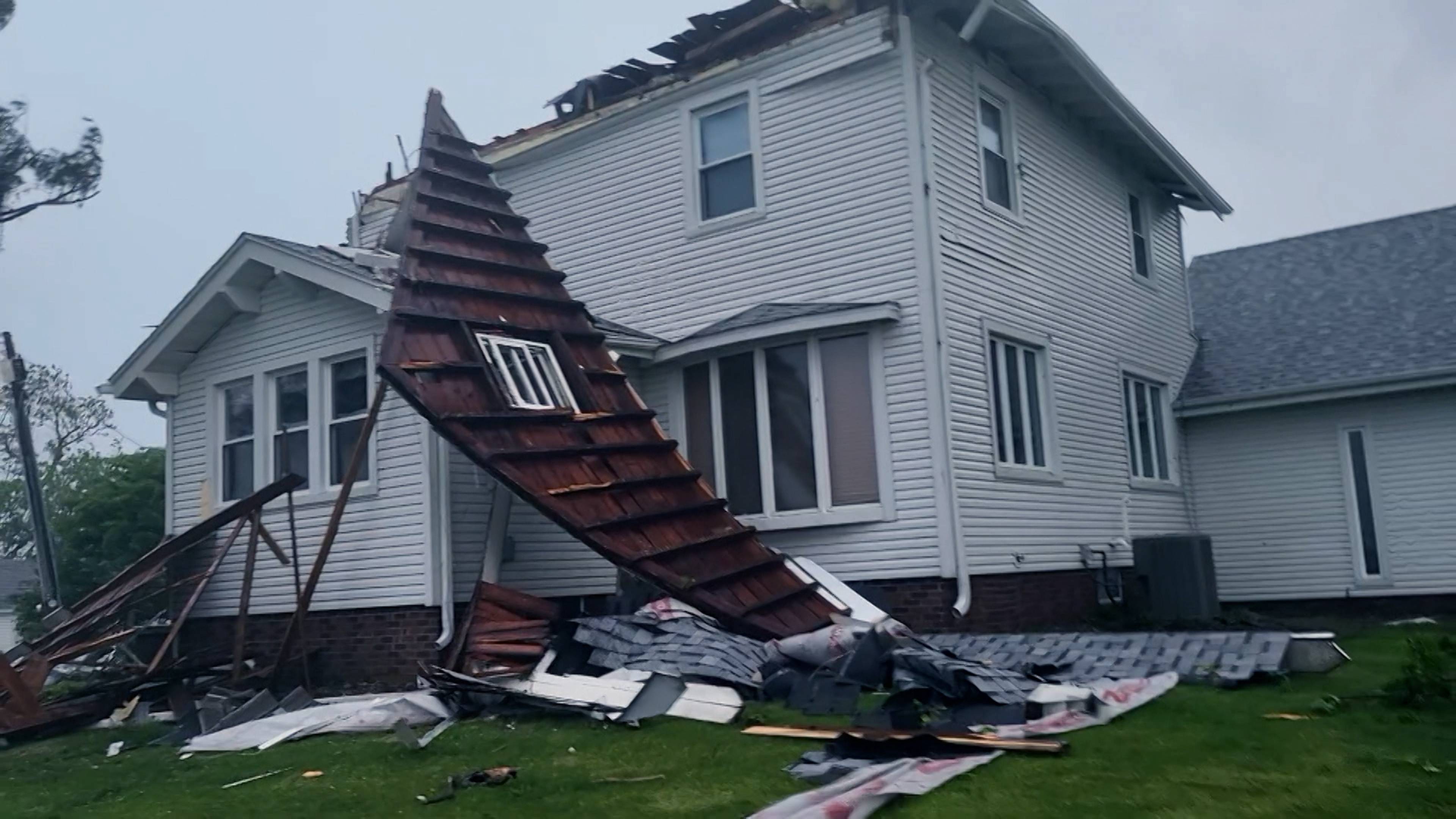 الإعصار التوأم المرعب